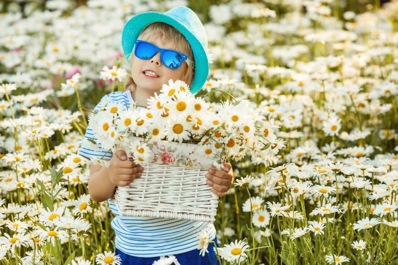 Hooggevoelig kind jongen met zonnebril