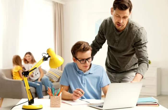 huiswerk maken met middelbare scholier Hoe motiveer jij je puber voor school?
